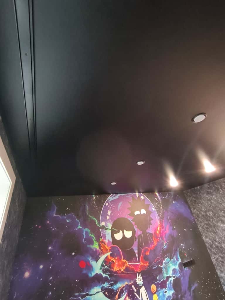 Черный  потолок